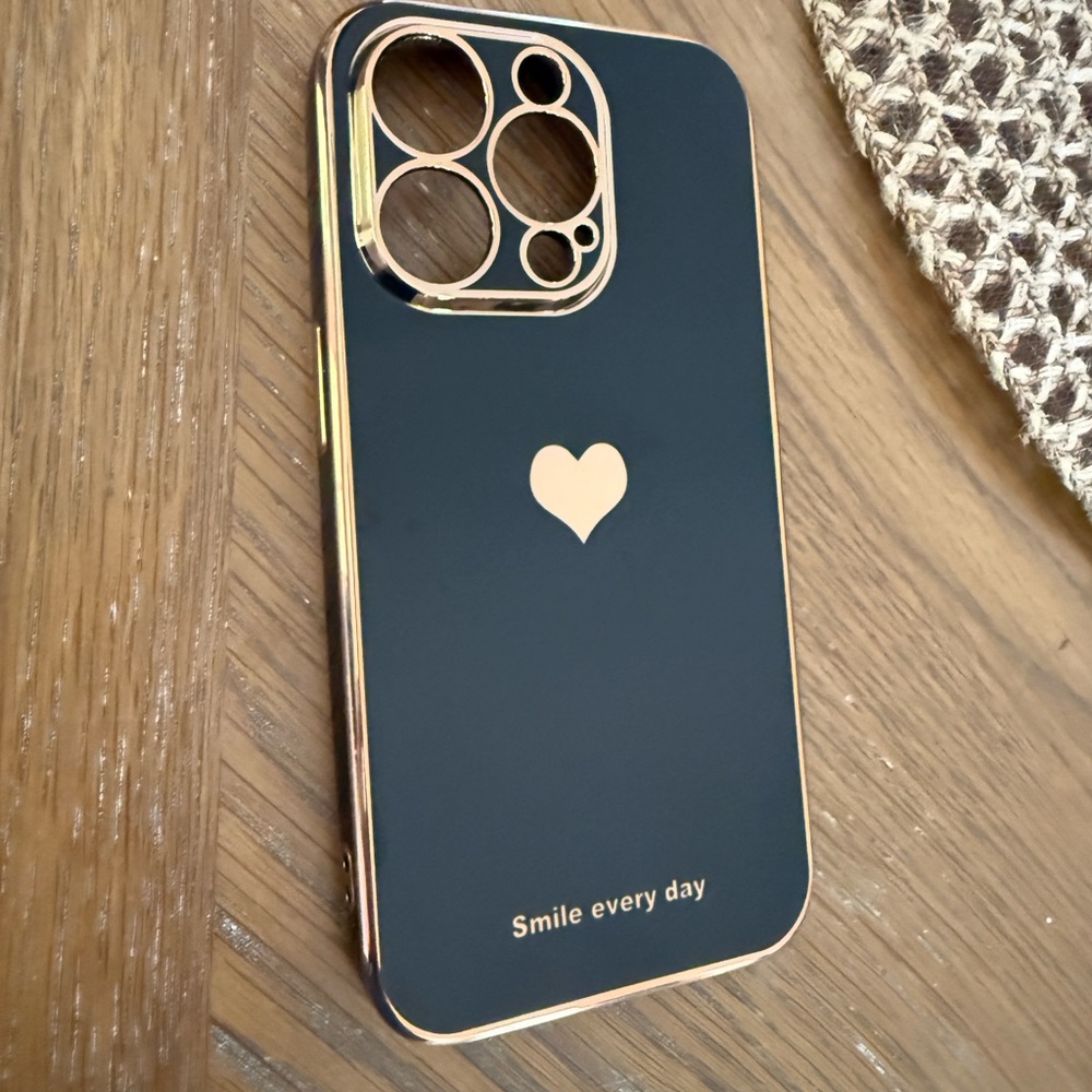 Black and Gold Heart Phone Case iPhone 15pro
